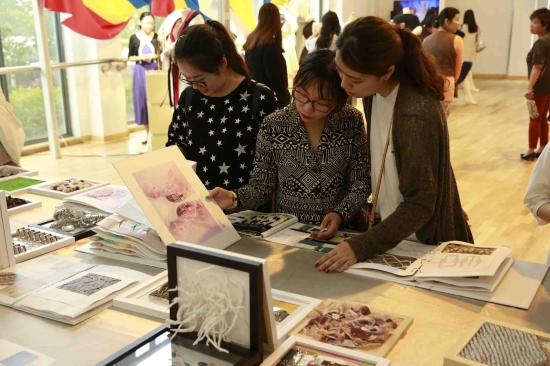 中法學(xué)院教學(xué)作品展覽隆重開幕，文化藝術(shù)交流再譜新篇